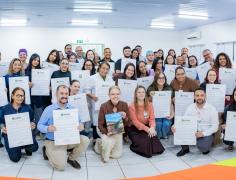 Em homenagem ao Dia da Enfermagem, Paula Calil entrega moção a mais de 60 profissionais no Hospital Geral