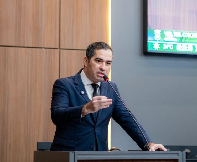 Vereador cobra aplicação de lei contra fios soltos e  revitalização de ponte com alto fluxo de estudantes