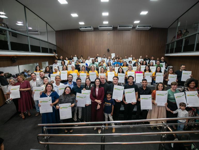Vereadora Samantha Iris homenageia integrantes da Missão Enchei-vos com moções de aplausos