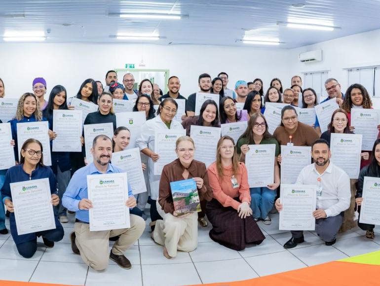 Em homenagem ao Dia da Enfermagem, Paula Calil entrega moção a mais de 60 profissionais no Hospital Geral